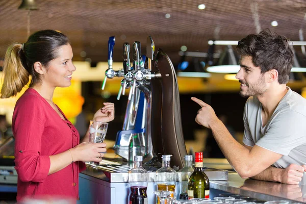 Bartender Que Serve Cerveja Balcão Bar Bar — Fotografia de Stock