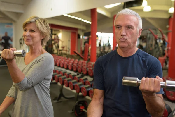 Senioren Paar Hebt Hanteln Fitnessstudio — Stockfoto