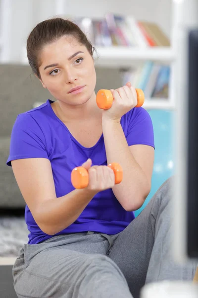 Woman Exercising Dumbbells Home — Stock Photo, Image
