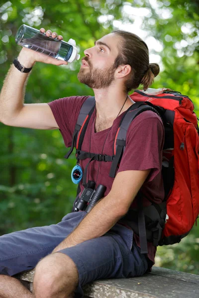 Hombre Senderismo Vertiendo Agua Del Termo Durante Caluroso Día Verano —  Fotos de Stock