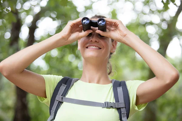 Hermosa Mujer Excursionista Buscando Través Binocular Bosque —  Fotos de Stock