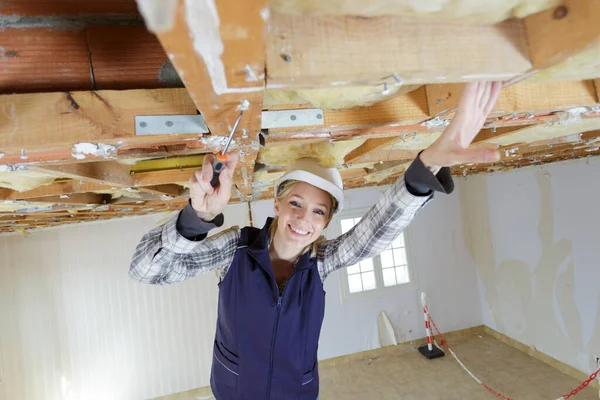 Vrouwelijke Bouwer Werkt Aan Houten Plafondbalken — Stockfoto