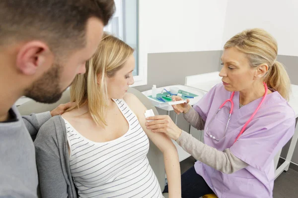 Doctor Making Insulin Flu Vaccination Shot Syringe — Stock Photo, Image