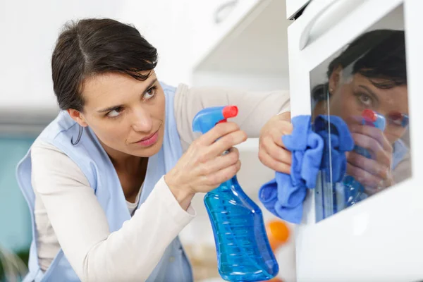 Woman Rubber Gloves Cleaning Oven — Stock Photo, Image