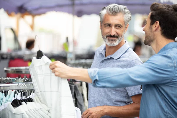 Smiling Men Shopping Clothes Store — Stock Photo, Image