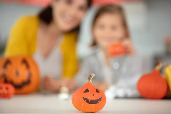 Mum Daughter Carved Pumpking Decoration Home — Stock Photo, Image