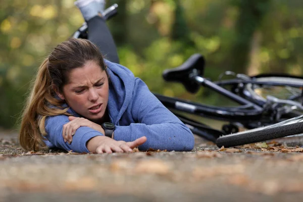 Mulher Ciclista Com Lesões Depois Cair Bicicleta — Fotografia de Stock