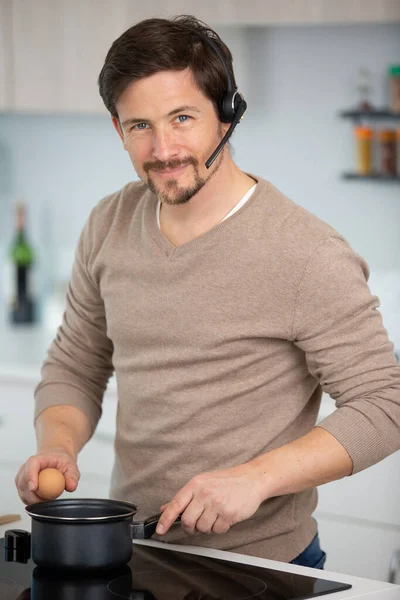 Handsome Man Cooking Egg — Stock Photo, Image