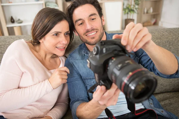 Couple Reviewing Photos Camera Screen — Stock Photo, Image