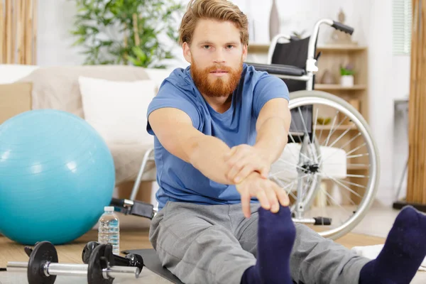 Tekerlekli Sandalyedeki Adam Spor Yapıyor — Stok fotoğraf