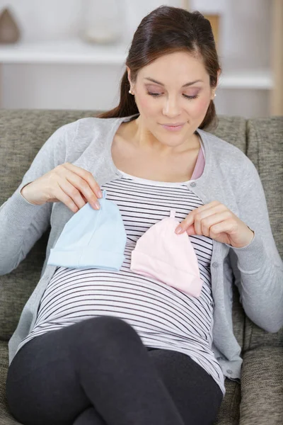 Hamile Kadın Elinde Bebek Şapkası Tutuyor — Stok fotoğraf