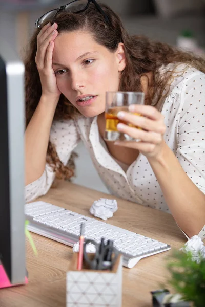 Dronken Jonge Vrouw Drinken Whisky Werken Haar Computer — Stockfoto