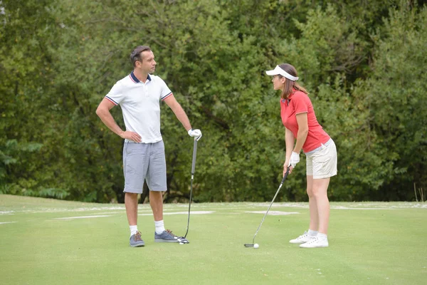Couple Talking Playing Golf — Stock Photo, Image