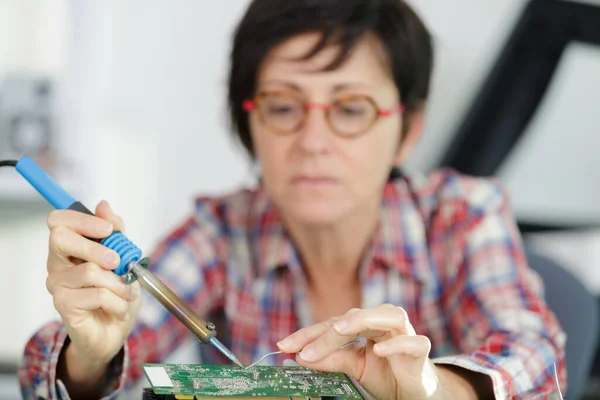 Mature Woman Technician Repair Electronics Device — Stock Photo, Image