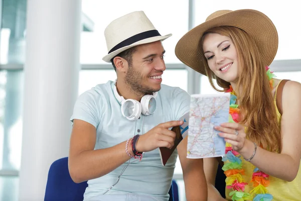 Couple Airport Looking Map — Stock Photo, Image