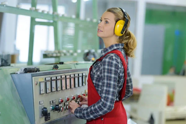工厂中操作控制面板的女工 — 图库照片