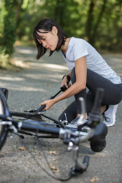 Mulher Bombeando Pneu Bicicleta Parque — Fotografia de Stock