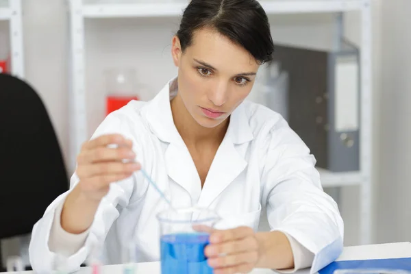 Serious Female Worker Lab — Stock Photo, Image