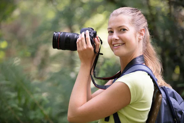 Portrait Female Photographer Holding Camera Countryside — Stock Photo, Image