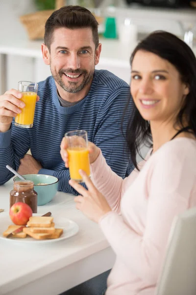Sonriente Pareja Amor Agradable Hablar Durante Desayuno —  Fotos de Stock