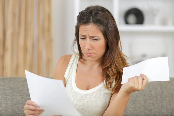 Woman Reading Letter Dismay — Stock Photo, Image