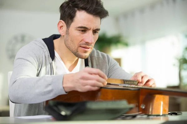 Man Repairing Bridge Acoustic Guitar — Stock Photo, Image