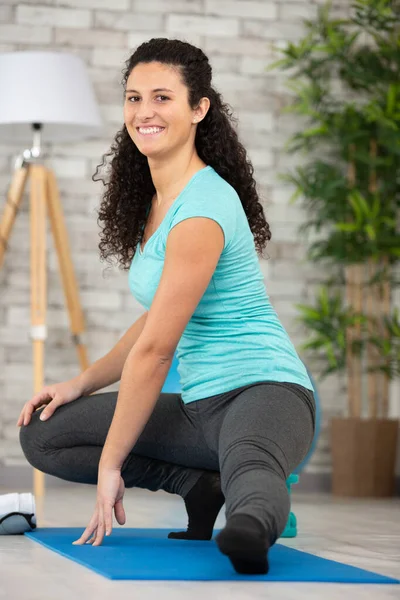 Junge Frau Praktiziert Yoga Beim Stretching Stockbild