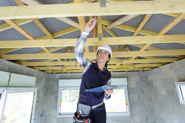 Female Builder Looking Ceiling — Stock Photo, Image