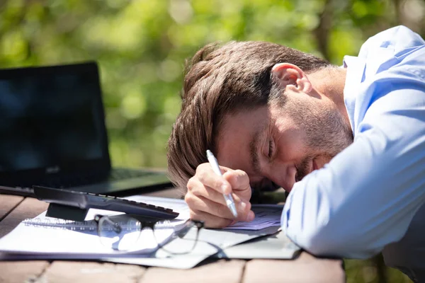 男は外で書類作業をして眠り — ストック写真