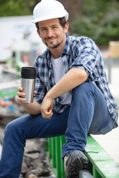 Dělník Sedí Popíjí Kávu — Stock fotografie