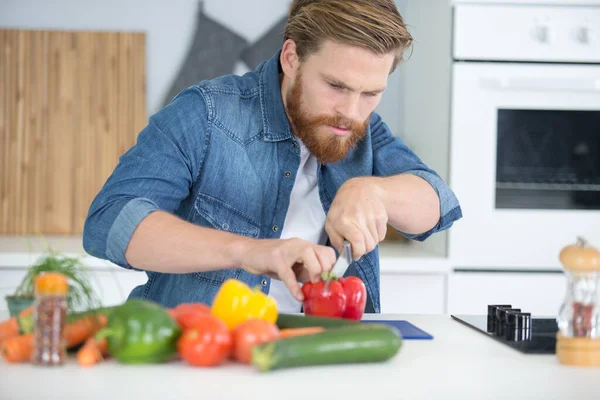Mann Schneidet Gemüse Für Salat Seiner Küche — Stockfoto