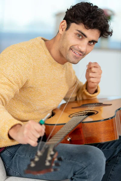 Retrato Del Hombre Reparando Guitarra Casa —  Fotos de Stock