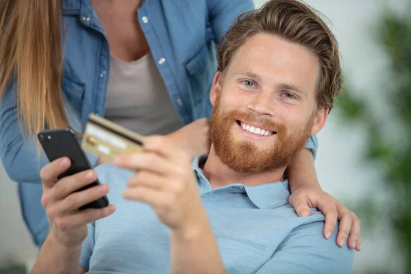 Glückliches Paar Bezahlt Online Mit Kreditkarte — Stockfoto