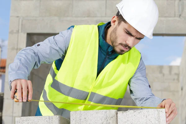 Bricklayer Measures Wall — Stock Photo, Image