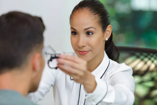 Optikerin Legt Testrahmen Auf Männliche Patientin — Stockfoto