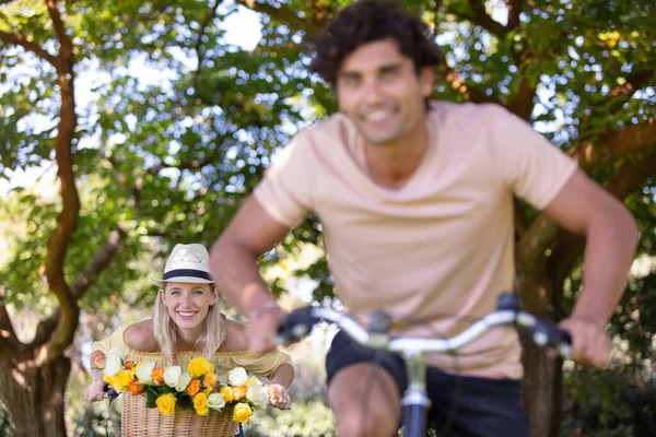 幸せな若いカップルが夏に道路に沿って自転車に乗って — ストック写真