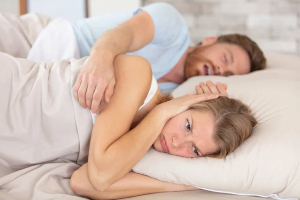 Moglie Non Può Dormire Notte Marito Russare Accanto Lei — Foto Stock