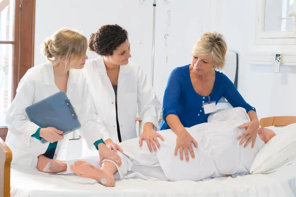 Verpleegkundigen Oefenen Hoe Een Patiënt Rollen Met Dummy — Stockfoto