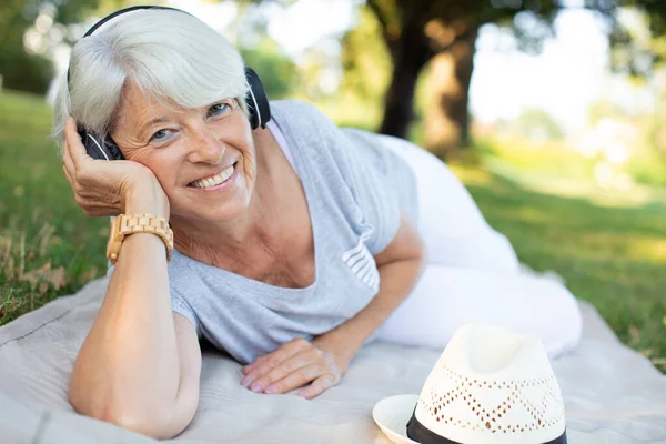 Bella Donna Anziana Sorridente Che Ascolta Musica Nel Parco — Foto Stock