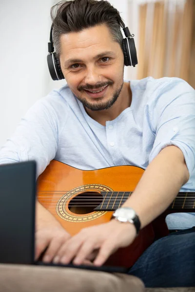 Man Home Taking Online Guitar Lessons Laptop — Stock Photo, Image