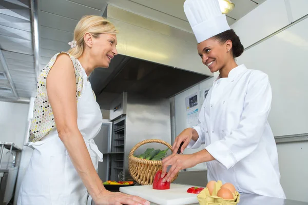 Assistance Chef Cuisinier Dans Chapeau Blanc Dans Cuisine — Photo