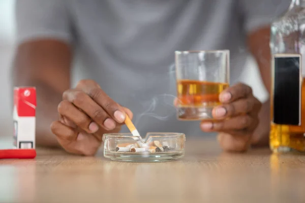 Molesto Joven Bebedor Alcohólico Fumar — Foto de Stock