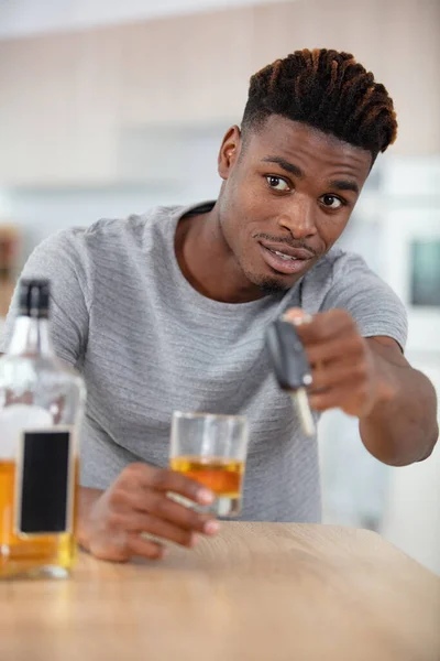 Ung Mann Som Drikker Alkohol Gir Bilnøklene Sine – stockfoto
