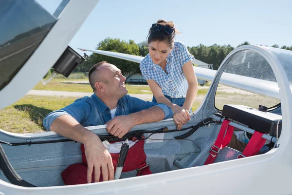 Man Woman Looking Glider Cockpit — Stock Photo, Image