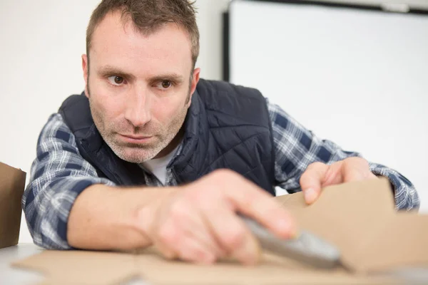 Travailleur Masculin Marquant Carton Avec Couteau Artisanal — Photo