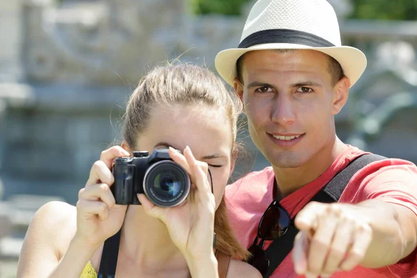 Jong Echt Paar Toeristen Stad Lopen Samen Vakantie — Stockfoto