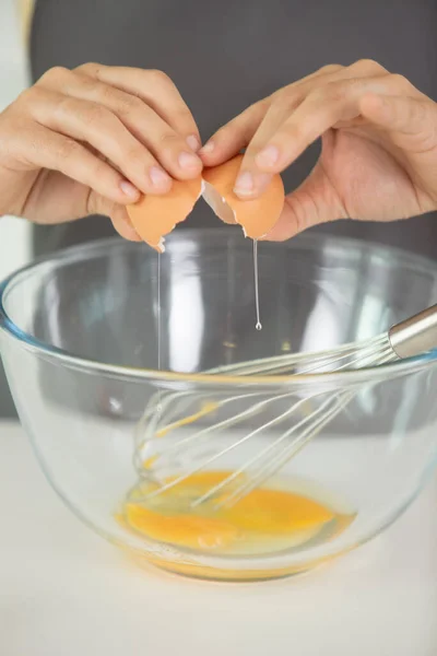 Breaking Egg Glass Bowl — Stock Photo, Image