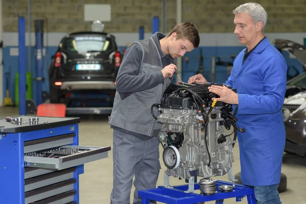 Apprentice Mechanic Auto Shop Working Car Engine — Stock Photo, Image