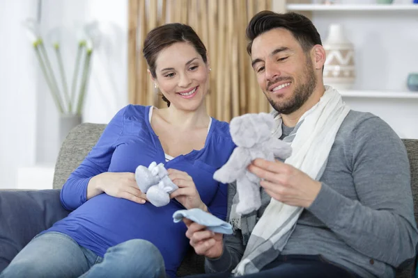 Zwanger Paar Met Baby Schoenen Teddy — Stockfoto