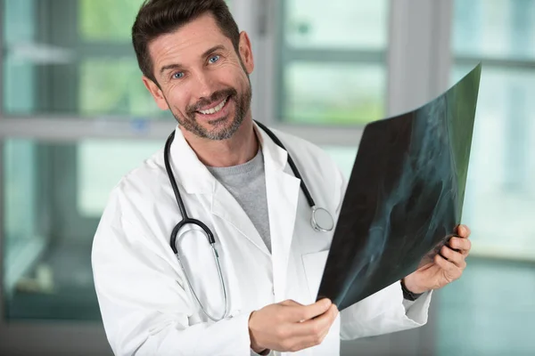 Lächelnder Arzt Analysiert Röntgenbild Arztpraxis — Stockfoto